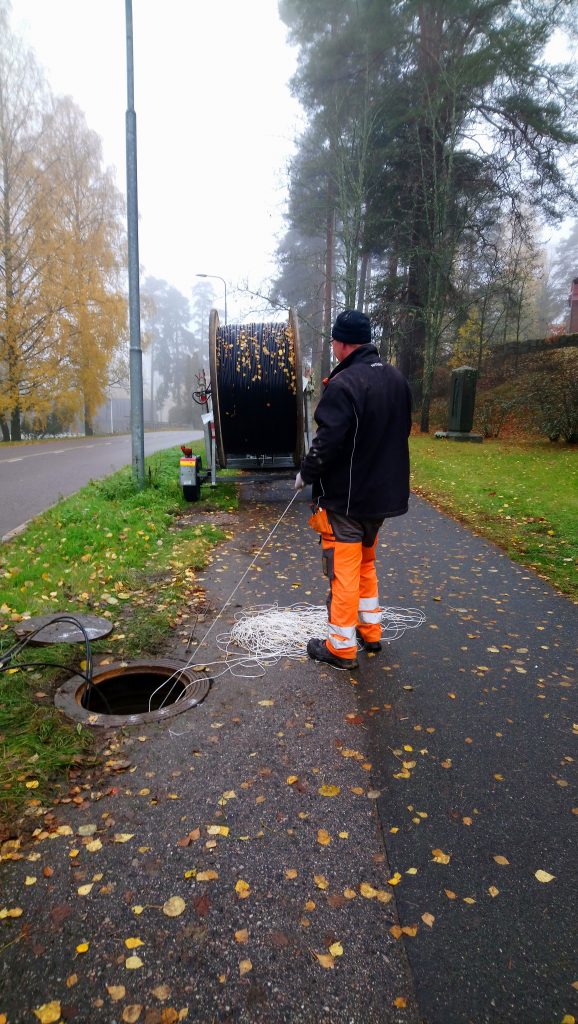 Kaapelin veto kirkonkylän alueella valmiina olevaan suojaputkeen